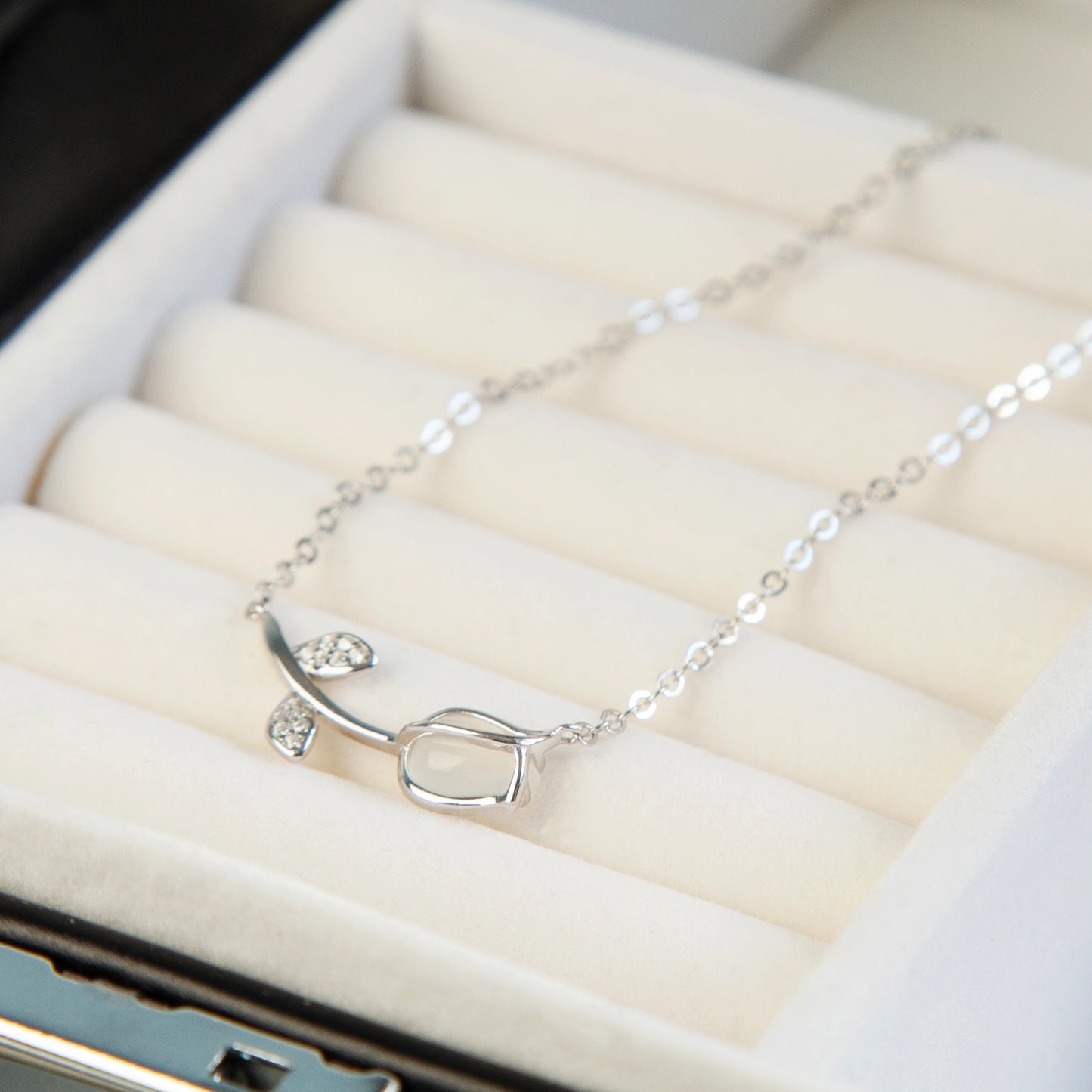 925 Sterling Silver Tulip Necklace, Dainty CZ Tulip Necklace, Tulip Flower Necklace, Minimalist Plant Necklace, Tulip Pendant Necklace