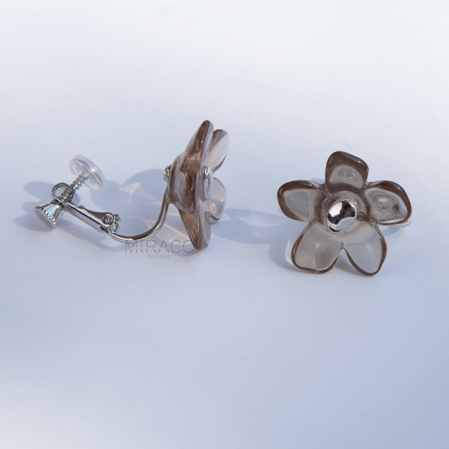 Bloom with Effortless Style – Add a delightful touch of floral charm to your look with these adorable flower stud earrings, designed specifically for comfortable clip-on wear. Crafted from polished resin with a lovely translucent or marbled quality, these earrings capture the light beautifully. Each flower features a chic gold-tone center accent.
Available in four versatile color options Smoky Taupe, Vibrant Orange, Cream Marble, Jade Green there's a perfect pair for every mood and outfit!