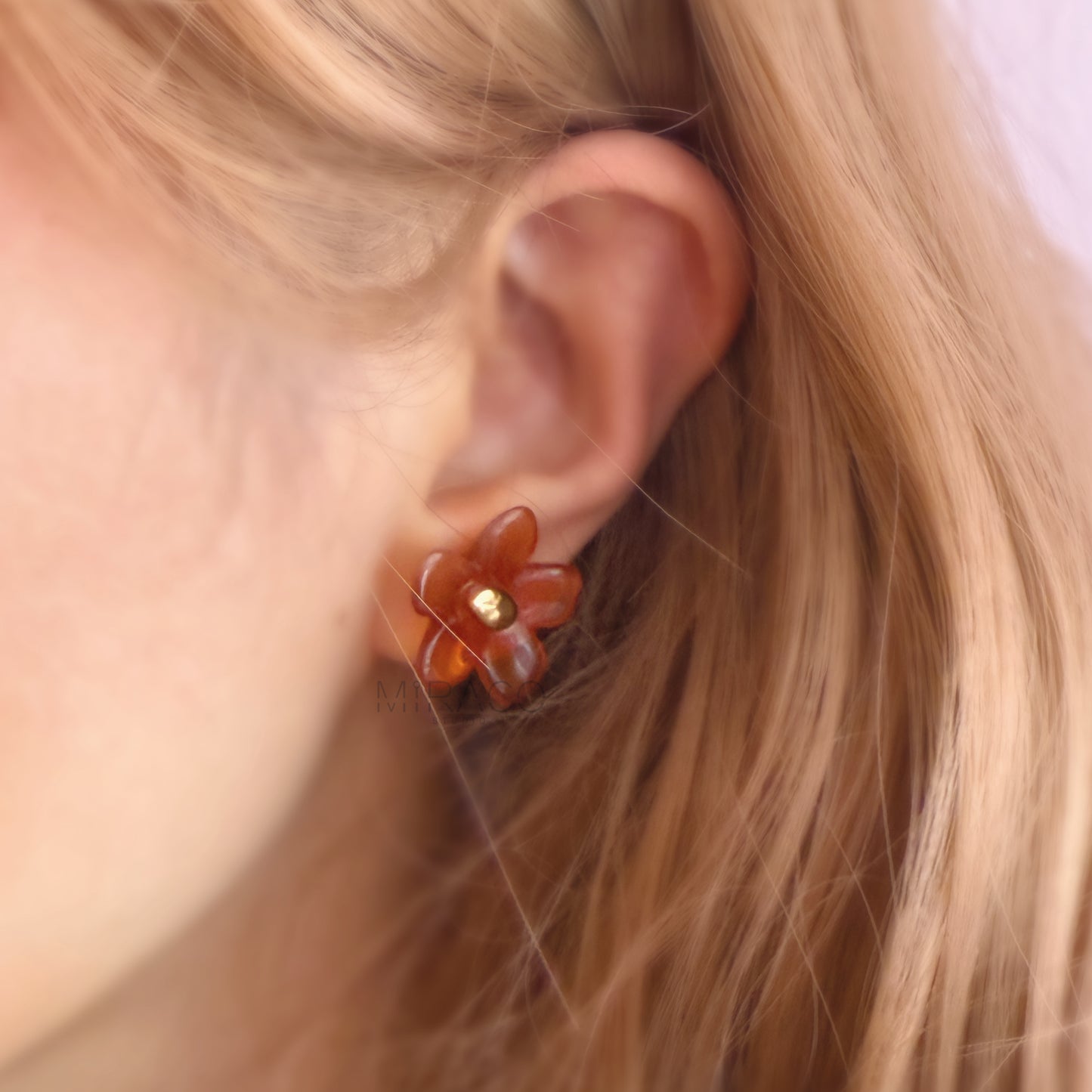 Bloom with Effortless Style – Add a delightful touch of floral charm to your look with these adorable flower stud earrings, designed specifically for comfortable clip-on wear. Crafted from polished resin with a lovely translucent or marbled quality, these earrings capture the light beautifully. Each flower features a chic gold-tone center accent.
Available in four versatile color options Smoky Taupe, Vibrant Orange, Cream Marble, Jade Green there's a perfect pair for every mood and outfit!