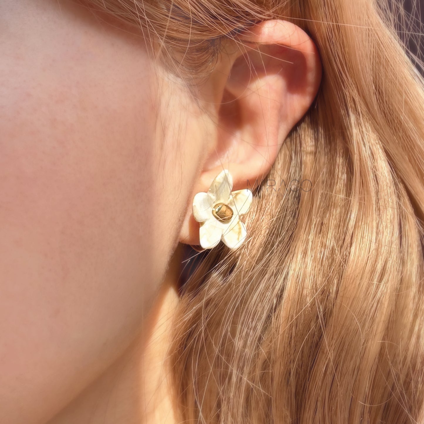 Bloom with Effortless Style – Add a delightful touch of floral charm to your look with these adorable flower stud earrings, designed specifically for comfortable clip-on wear. Crafted from polished resin with a lovely translucent or marbled quality, these earrings capture the light beautifully. Each flower features a chic gold-tone center accent.
Available in four versatile color options Smoky Taupe, Vibrant Orange, Cream Marble, Jade Green there's a perfect pair for every mood and outfit!