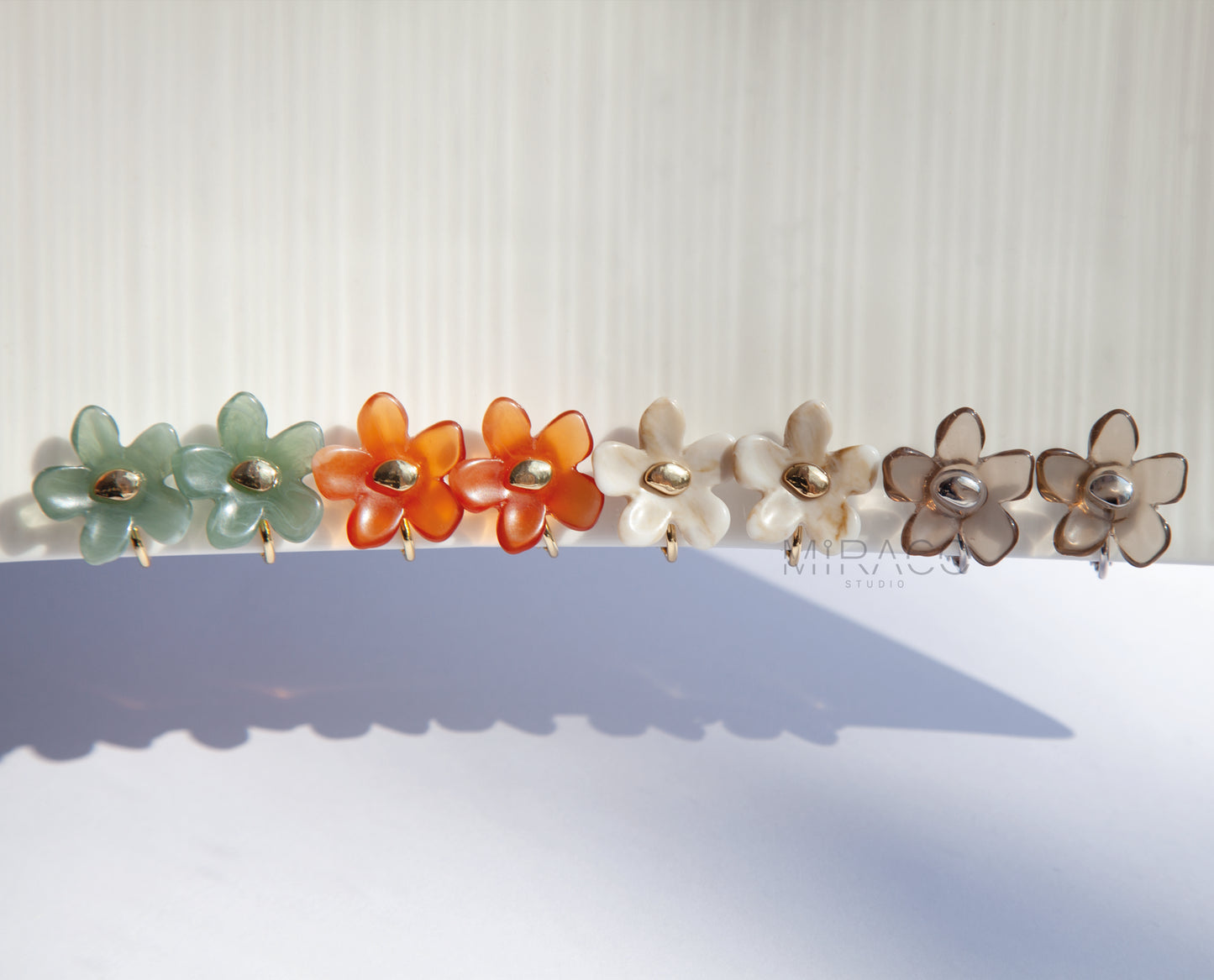 Bloom with Effortless Style – Add a delightful touch of floral charm to your look with these adorable flower stud earrings, designed specifically for comfortable clip-on wear. Crafted from polished resin with a lovely translucent or marbled quality, these earrings capture the light beautifully. Each flower features a chic gold-tone center accent.
Available in four versatile color options Smoky Taupe, Vibrant Orange, Cream Marble, Jade Green there's a perfect pair for every mood and outfit!