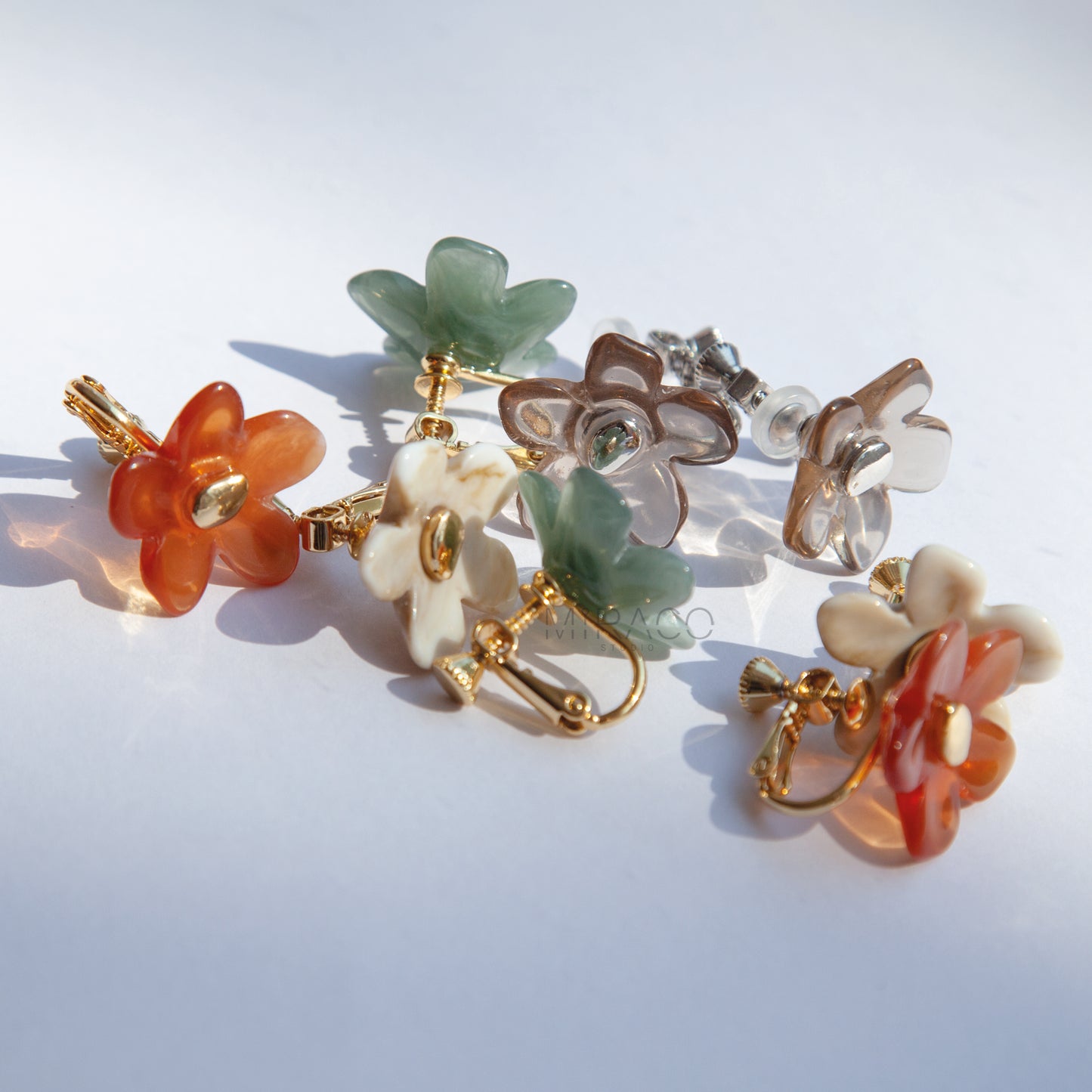 Bloom with Effortless Style – Add a delightful touch of floral charm to your look with these adorable flower stud earrings, designed specifically for comfortable clip-on wear. Crafted from polished resin with a lovely translucent or marbled quality, these earrings capture the light beautifully. Each flower features a chic gold-tone center accent.
Available in four versatile color options Smoky Taupe, Vibrant Orange, Cream Marble, Jade Green there's a perfect pair for every mood and outfit!