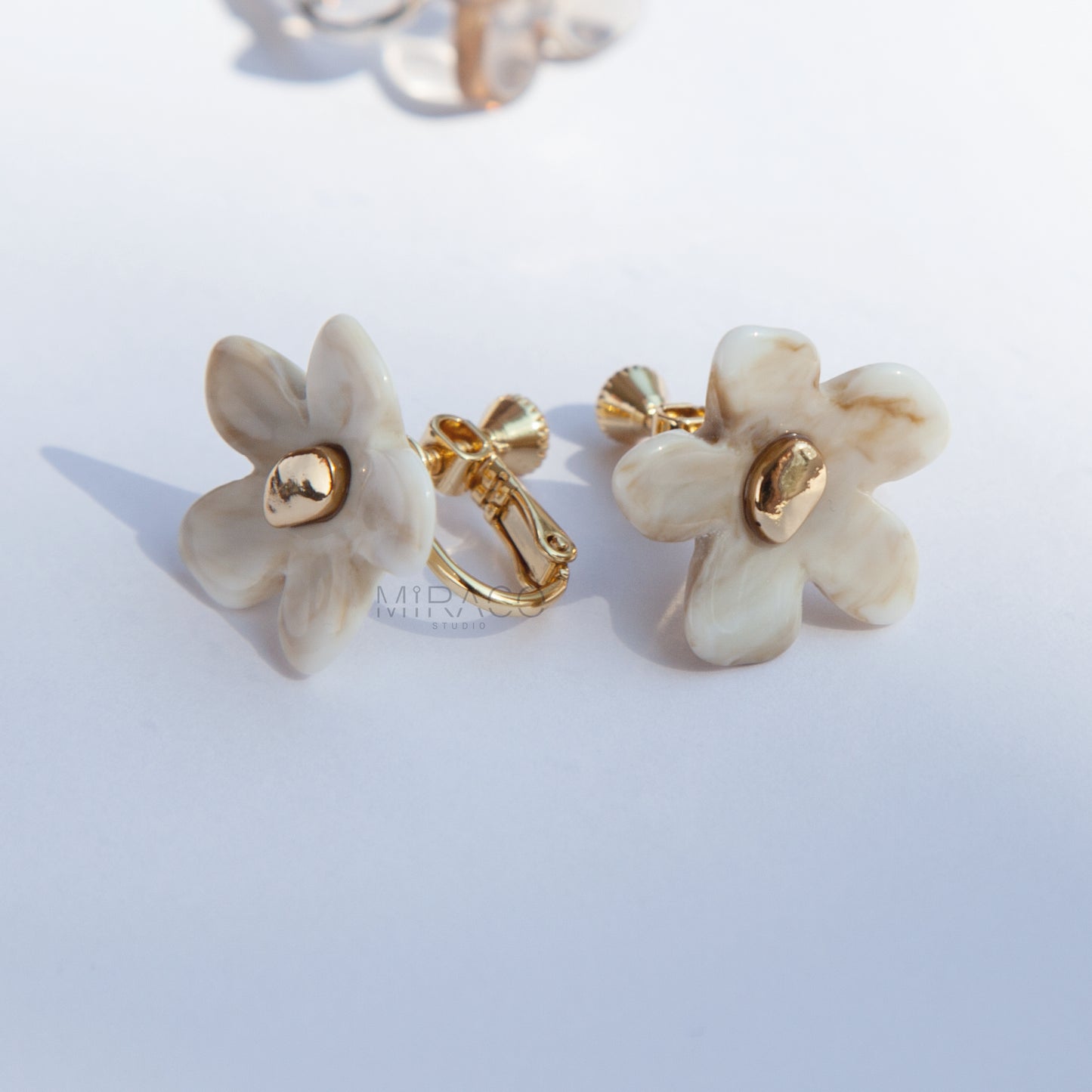 Bloom with Effortless Style – Add a delightful touch of floral charm to your look with these adorable flower stud earrings, designed specifically for comfortable clip-on wear. Crafted from polished resin with a lovely translucent or marbled quality, these earrings capture the light beautifully. Each flower features a chic gold-tone center accent.
Available in four versatile color options Smoky Taupe, Vibrant Orange, Cream Marble, Jade Green there's a perfect pair for every mood and outfit!