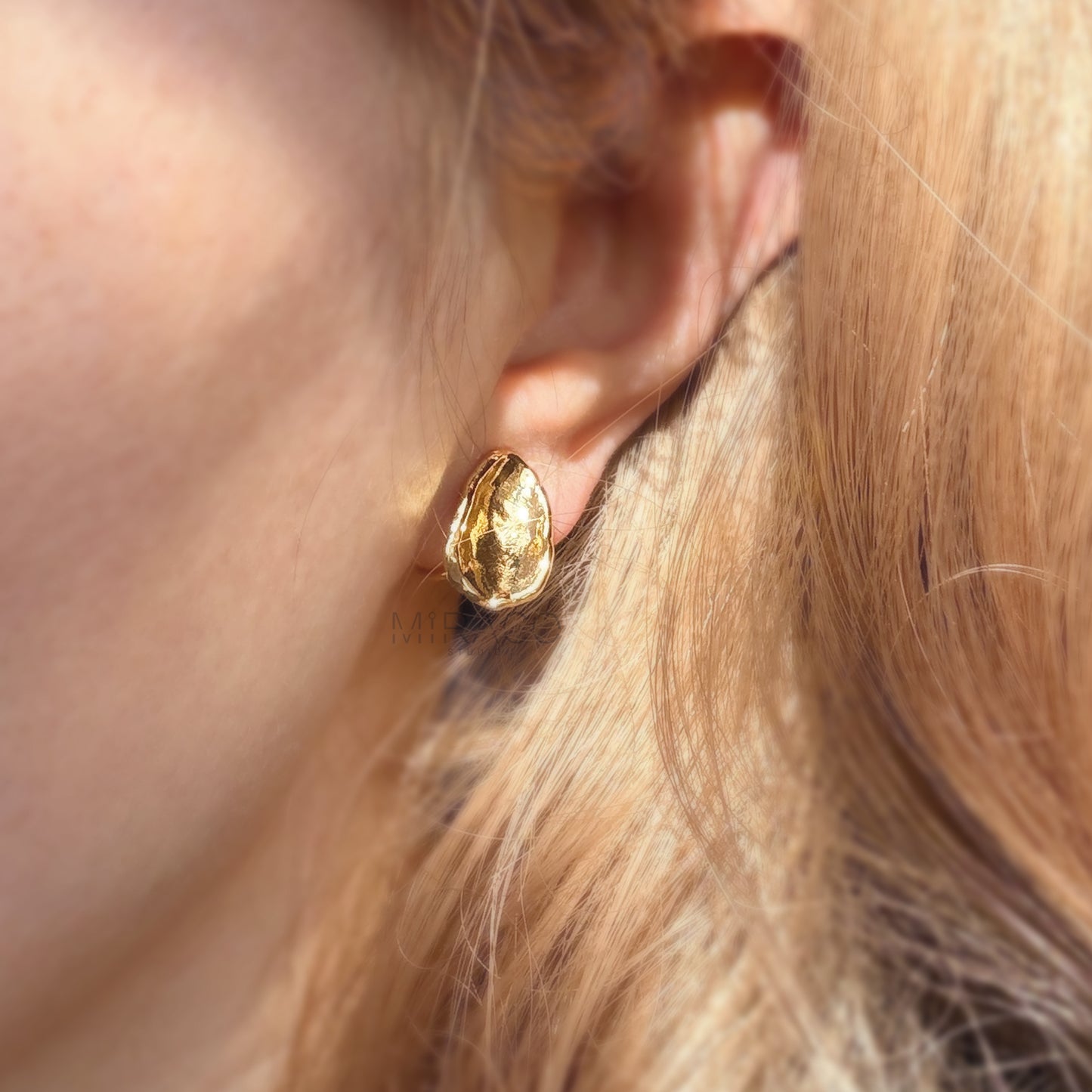 Effortless Elegance, No Piercing Needed.
Make a sophisticated statement without needing pierced ears! These stunning clip-on earrings feature a captivating, organically inspired shape with a beautifully textured surface. Finished in a radiant gold plating, they catch the light exquisitely, adding a touch of modern luxury to any look.
Designed for both style and comfort, these earrings utilize a secure screw-back clip mechanism. This allows you to adjust the tension for a perfect, personalized fit that sta