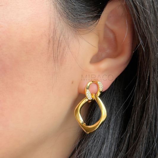 Elevate your style with these stunning gold color dangle earrings featuring a modern, eye-catching design of two linked circles and a rhombus shape. The combination of sleek, geometric elements creates a bold yet elegant statement, perfect for both casual and formal occasions. Lightweight and comfortable, these earrings offer a unique twist on classic gold jewelry.