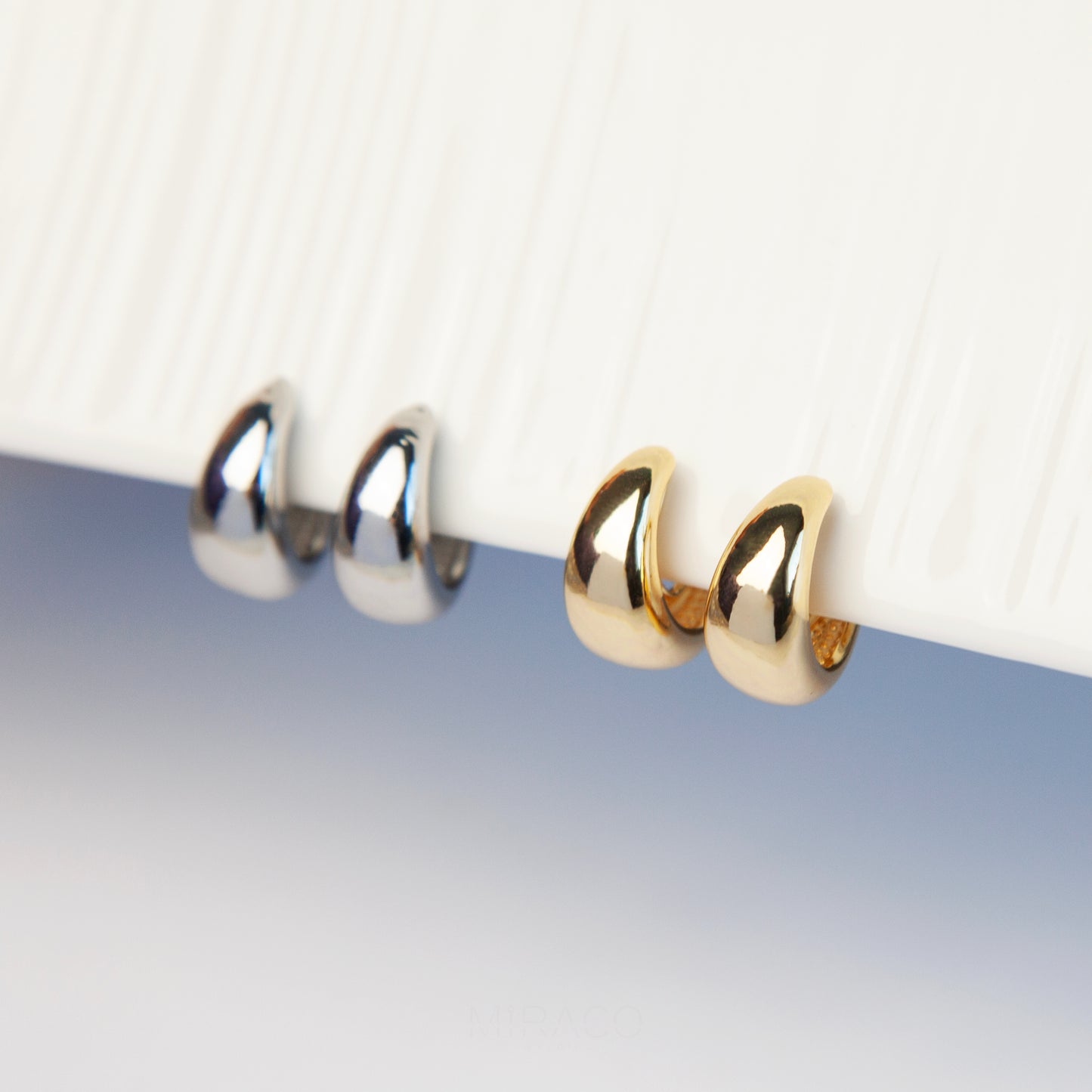 Minimalist Clip On Huggie Earrings, Chunky Huggie Hoop Earrings in Gold & Silver, Everyday Simple Hoops, Coil Back Non Pierced Earrings
Two types of clips:
A: Classic flat spiral clips
B: Thick spring spiral clips