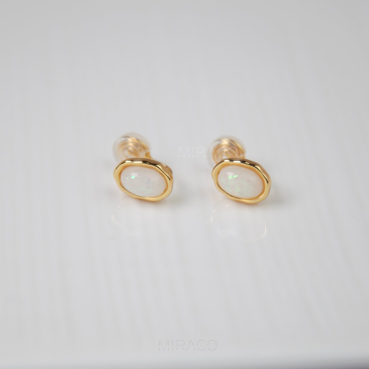 Small Gold Rimmed Vintage Style Earrings for Non-Pierced Ears, Elegant Golden White Simole Studs
