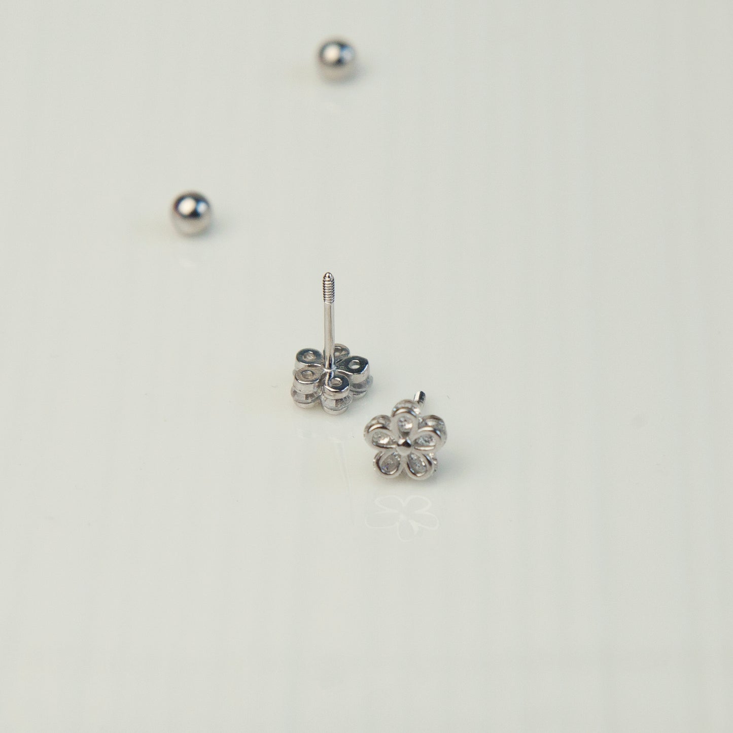 Sterling Silver Flower Stud Earrings with CZ Crystal, Screw Back Silver Stud Earrings, Five-Petaled Flower Earrings, Helix Stud Earrings, Minimalist Studs, Cartilage Earrings, Tragus Earrings, Tragus Ttuds, Piercing Jewellery