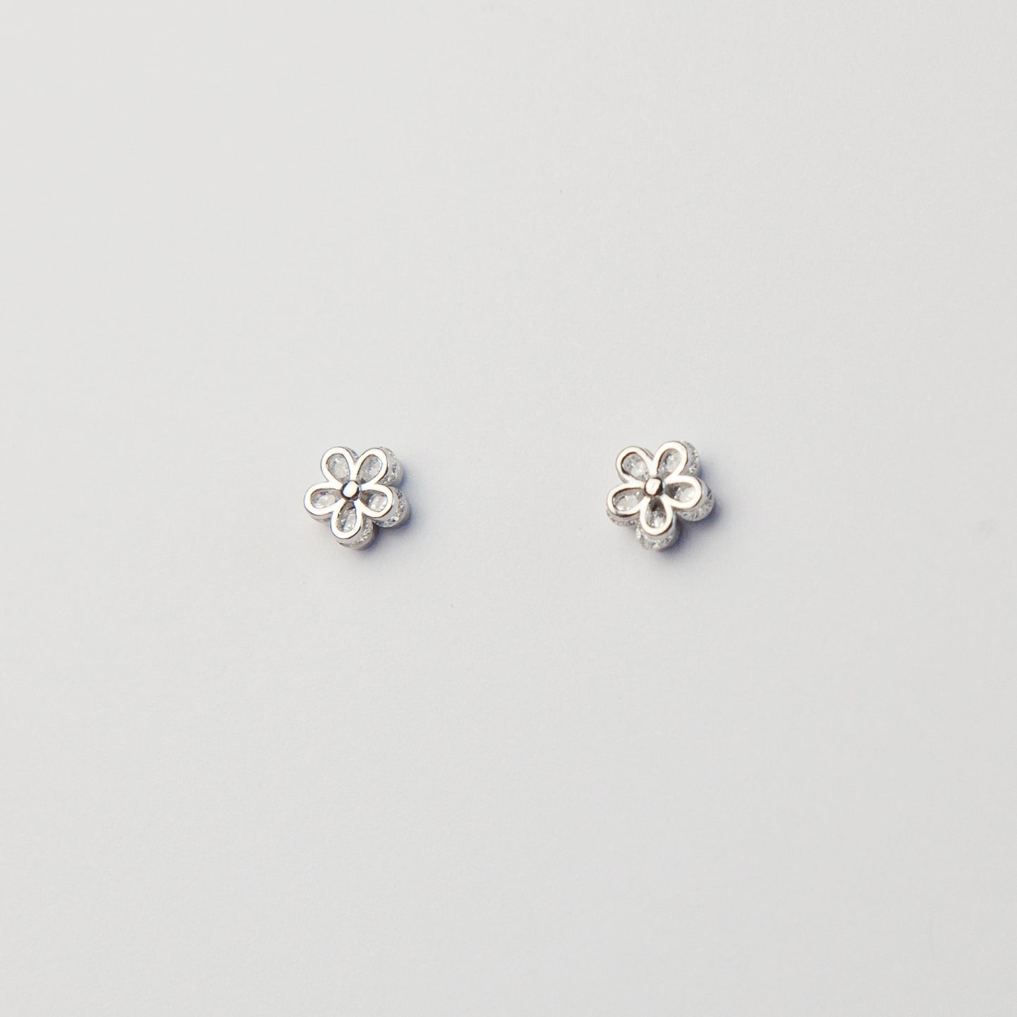 Sterling Silver Flower Stud Earrings with CZ Crystal, Screw Back Silver Stud Earrings, Five-Petaled Flower Earrings, Helix Stud Earrings, Minimalist Studs, Cartilage Earrings, Tragus Earrings, Tragus Ttuds, Piercing Jewellery