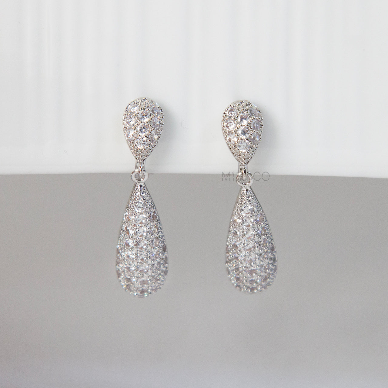 Teardrop Sparkle Clip-On Earrings – Elegant Mini-Clip Design, No Piercing Needed