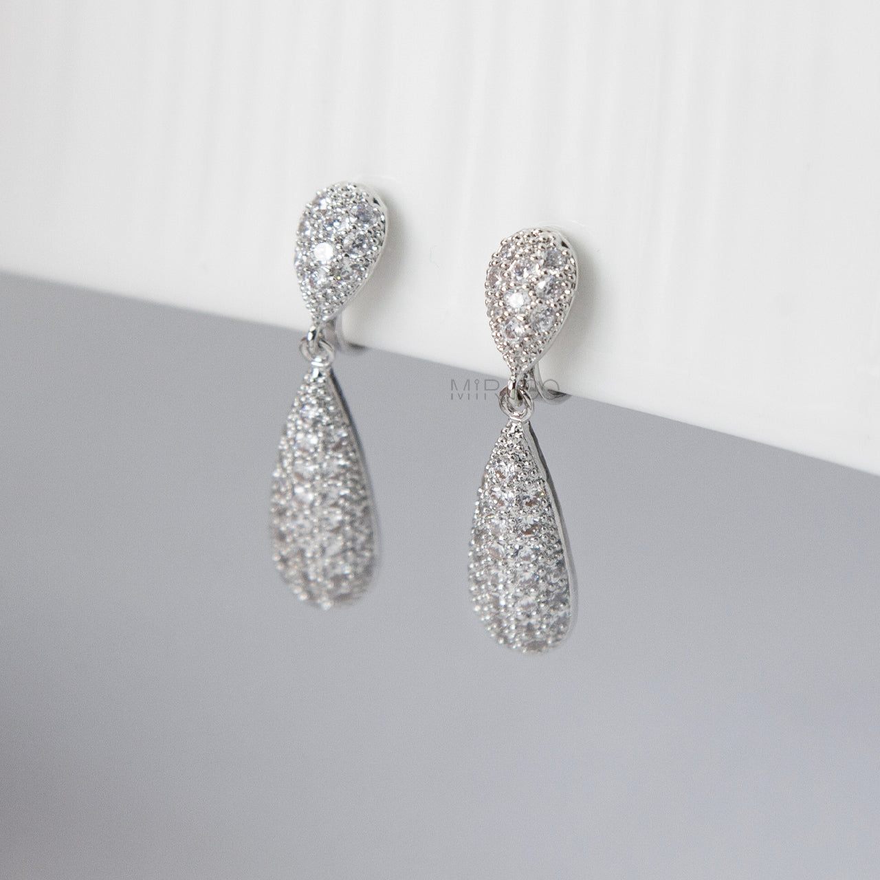 Teardrop Sparkle Clip-On Earrings – Elegant Mini-Clip Design, No Piercing Needed
