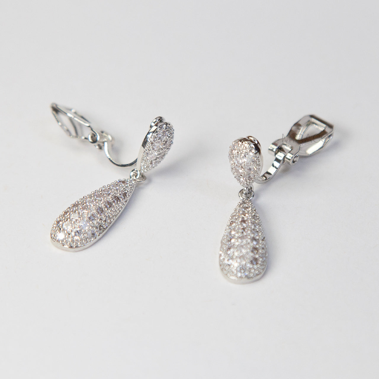 Teardrop Sparkle Clip-On Earrings – Elegant Mini-Clip Design, No Piercing Needed