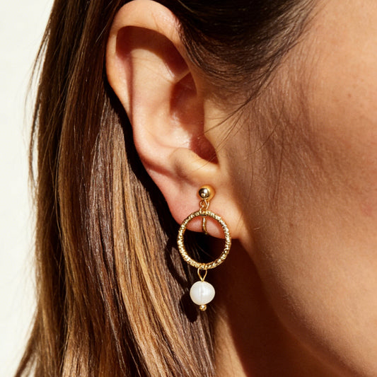 Textured Gold Hoop Clip-On Earrings with Freshwater Pearl – Screw Back