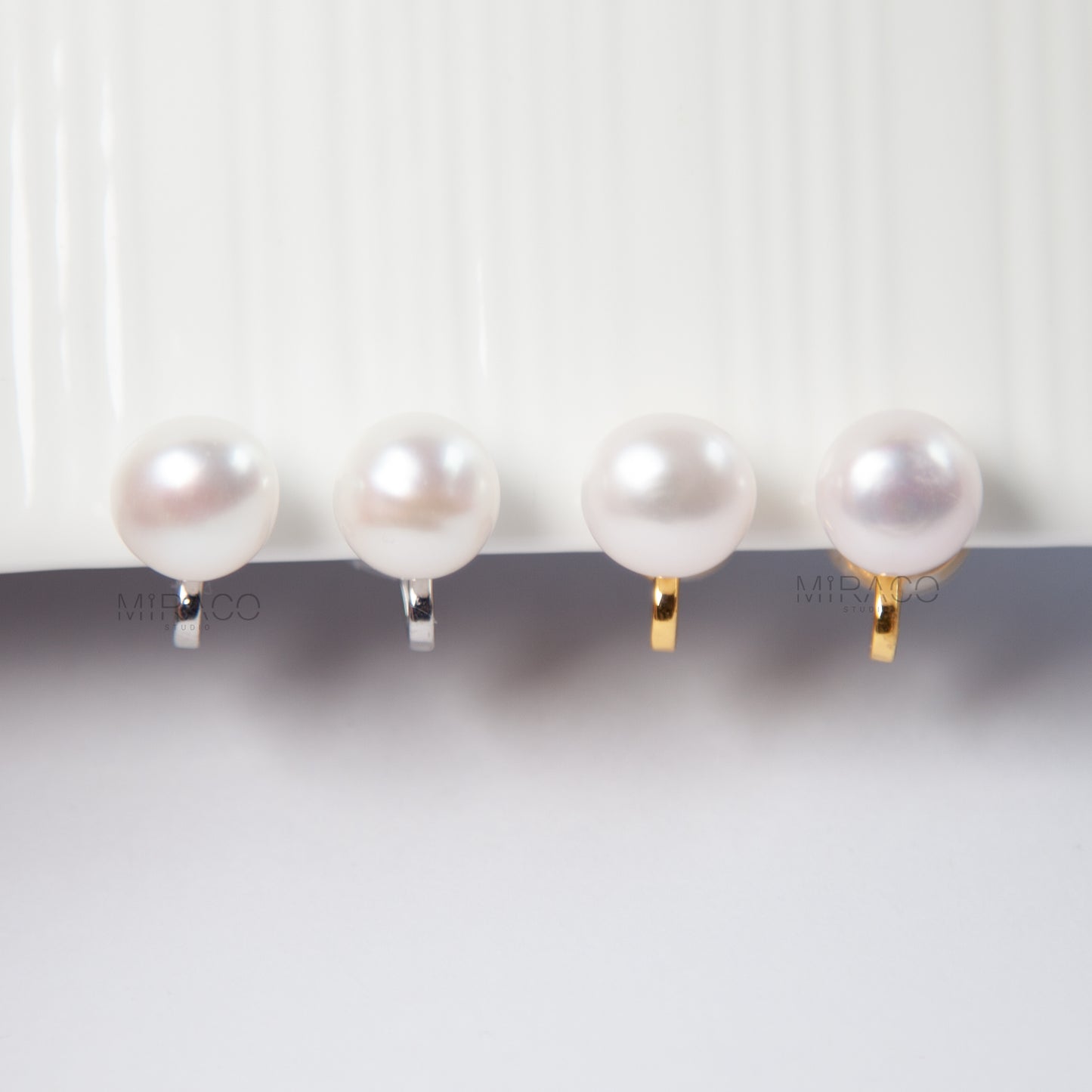 imeless Elegance with All-Day Comfort – No Piercing Needed.
These classic clip-on pearl stud earrings feature a single, lustrous white freshwater pearl (approx. 10–11mm), set on a minimalist silver or gold-tone flat coil clip. Understated and effortlessly chic, they're perfect for both everyday style and special occasions.
Designed for comfort, the flat coil back offers a secure hold while remaining gentle on non-pierced ears.