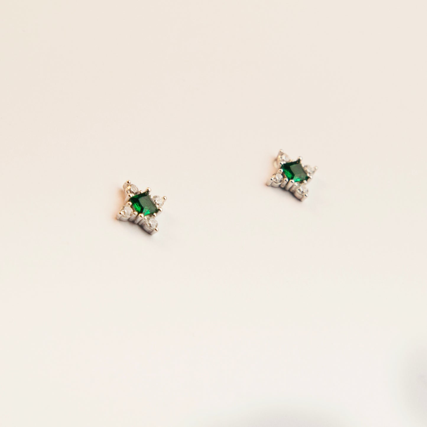 Emerald Star Cartilage Silver Stud Earrings, Green CZ Crystals Starburst Stud, Screw Back Sterling Silver Earrings, Cartilage Helix Studs