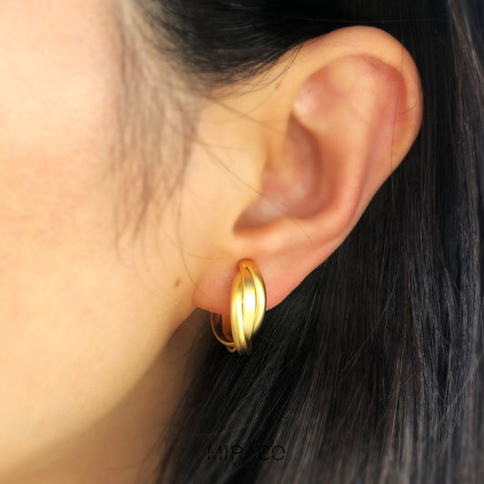 Coil Back Clip On Gold Hoops, Chunky Gold Hoop Earrings, Gold Hoop Ear Clip, Non Pierced Earrings

Clip A: flat coil back clips
Clip B: spring coil back clips