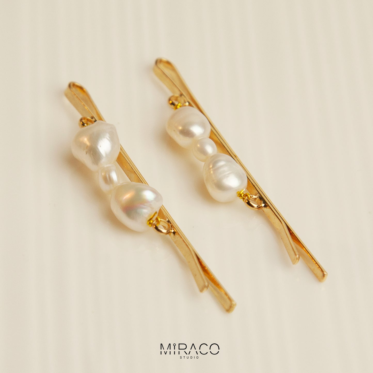 Gold-Toned Pearl Barrette with Irregular Shaped Pearls, Bridal Hair Clips Wedding Hair Accessories

• Materials: freshwater pearls

• Size:&nbsp;
A: 60mm pin with three sames size pearls 7-8mm freshwater pearls
B: 60mm pin with bowknot shape two 7-8mm one small 4-5mm freshwater pearls

• Sold as a set of 2 clips

Please note every single pearls are unique with nature flaws, not in perfect round shape.&nbsp;