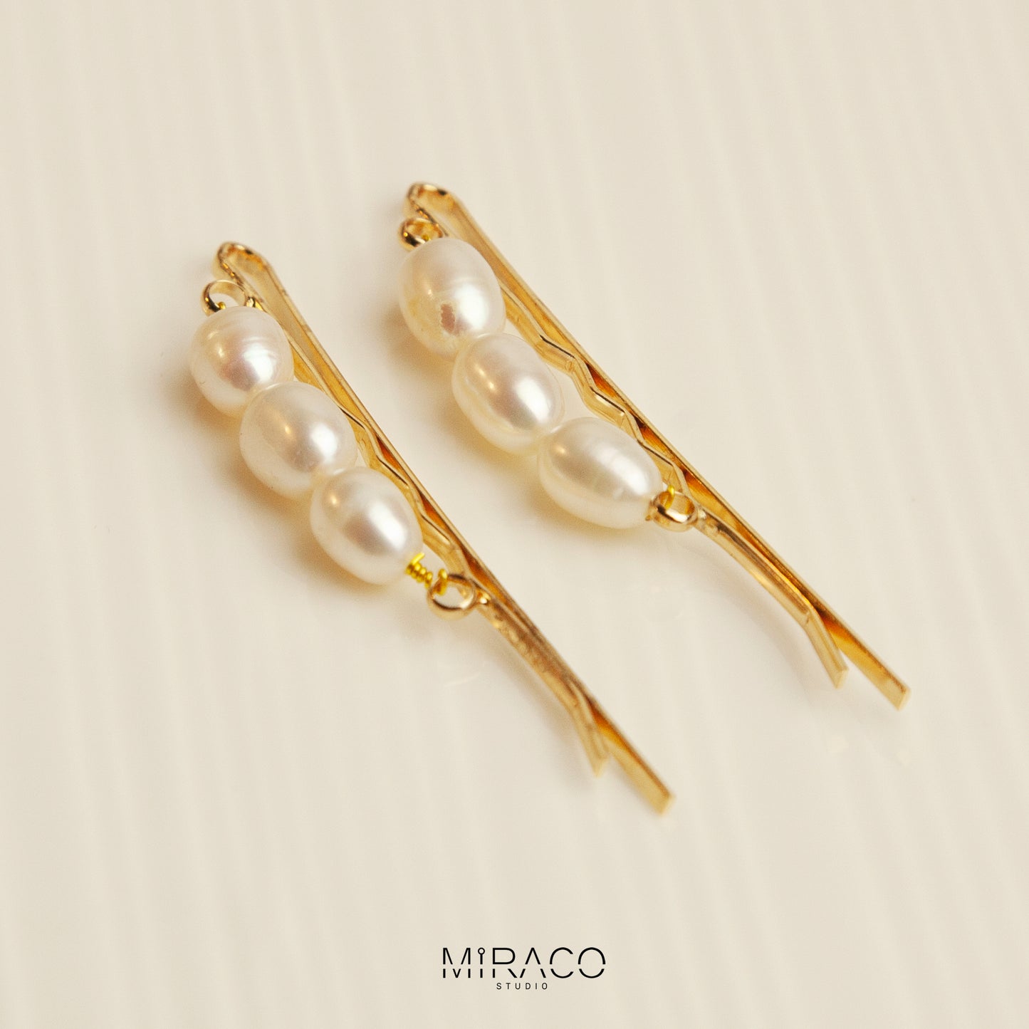 Gold-Toned Pearl Barrette with Irregular Shaped Pearls, Bridal Hair Clips Wedding Hair Accessories

• Materials: freshwater pearls

• Size:&nbsp;
A: 60mm pin with three sames size pearls 7-8mm freshwater pearls
B: 60mm pin with bowknot shape two 7-8mm one small 4-5mm freshwater pearls

• Sold as a set of 2 clips

Please note every single pearls are unique with nature flaws, not in perfect round shape.&nbsp;