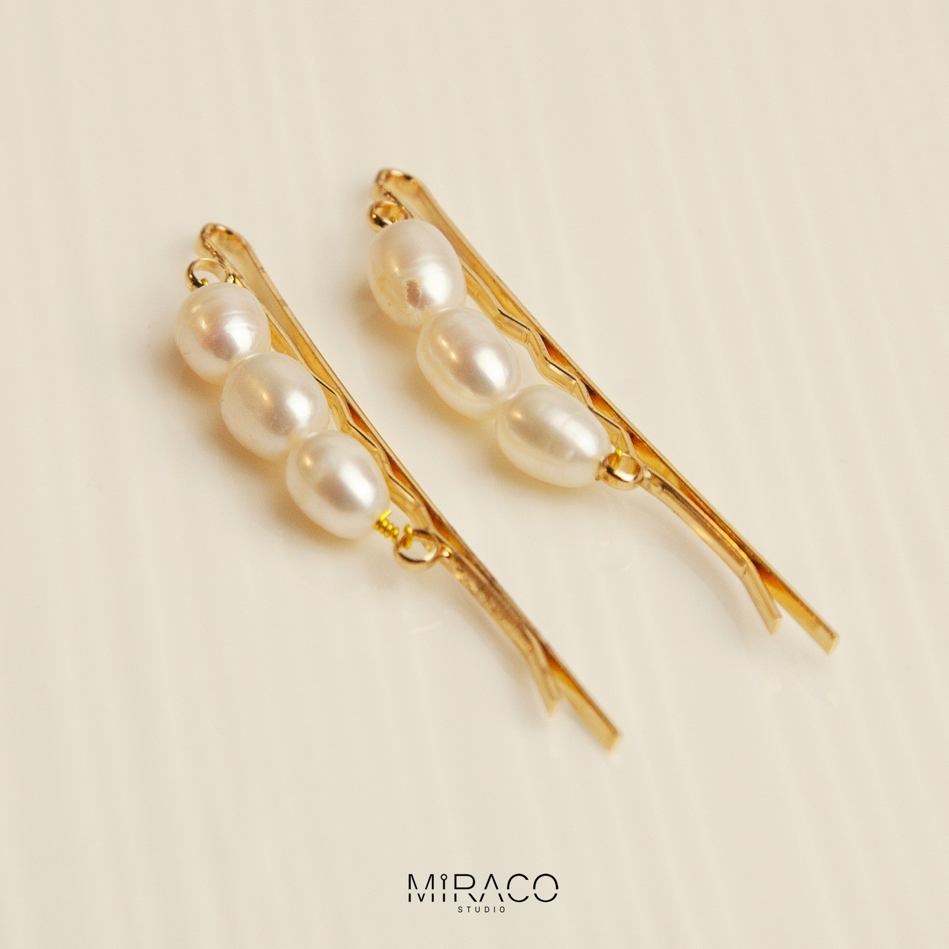 Gold-Toned Pearl Barrette with Irregular Shaped Pearls, Bridal Hair Clips Wedding Hair Accessories

• Materials: freshwater pearls

• Size:&nbsp;
A: 60mm pin with three sames size pearls 7-8mm freshwater pearls
B: 60mm pin with bowknot shape two 7-8mm one small 4-5mm freshwater pearls

• Sold as a set of 2 clips

Please note every single pearls are unique with nature flaws, not in perfect round shape.&nbsp;