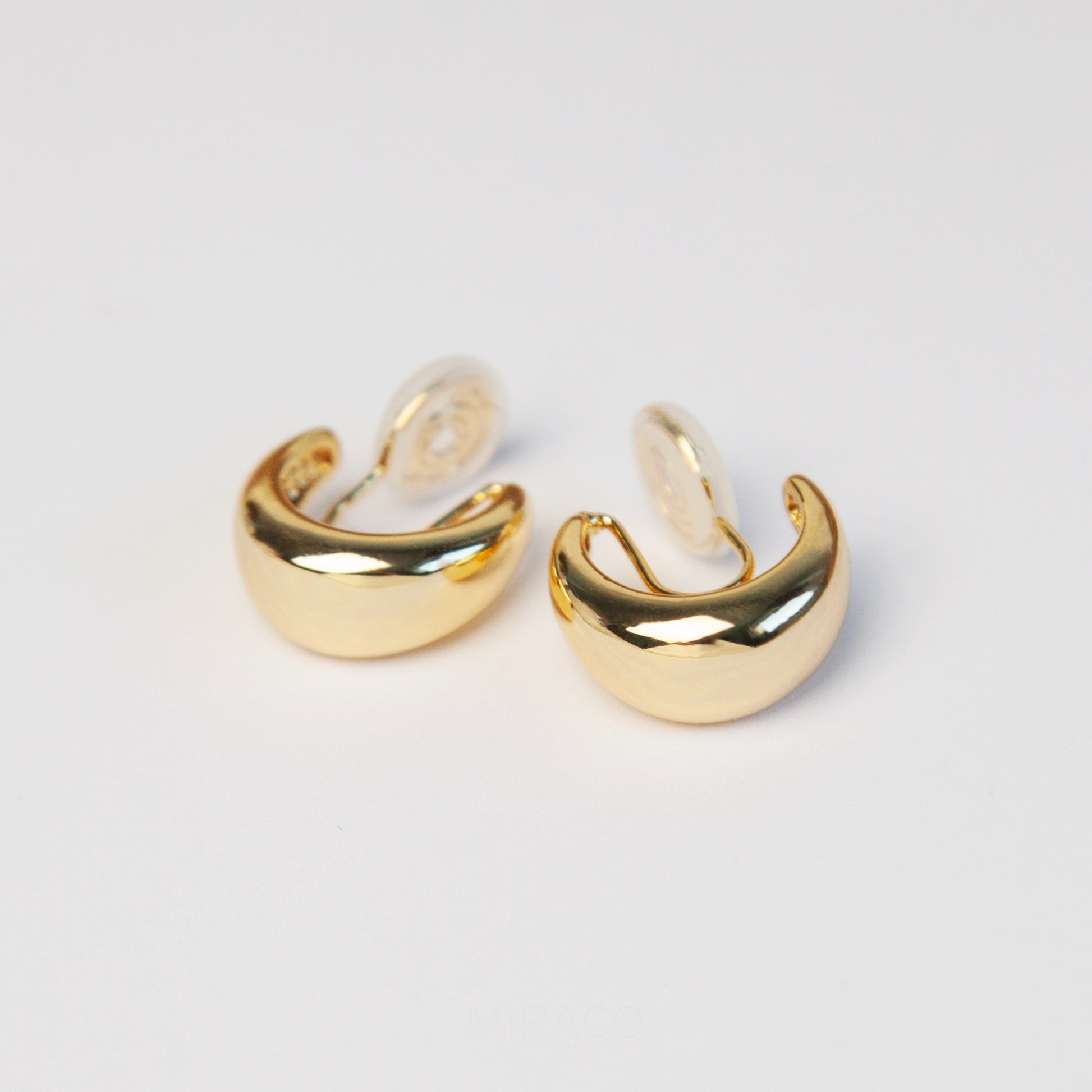 Minimalist Clip On Huggie Earrings, Chunky Huggie Hoop Earrings in Gold &amp; Silver, Everyday Simple Hoops, Coil Back Non Pierced Earrings

Two types of clips:
A: Classic flat spiral clips
B: Thick spring spiral clips