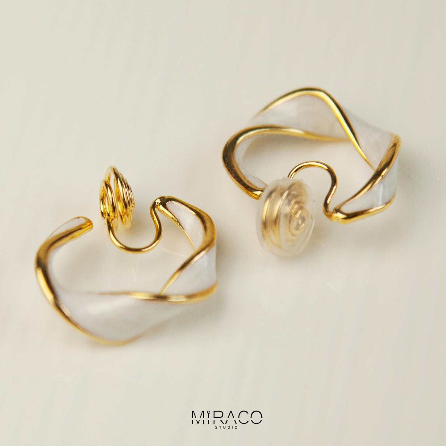 Painless Clip On Earrings, Non Pierced Earring, Twisted Hoops Ear Clip , Earrings for Unpierced Ears

Two types of clips:
A: Classic flat spiral clips&nbsp;
B: Thick spring spiral clips&nbsp;