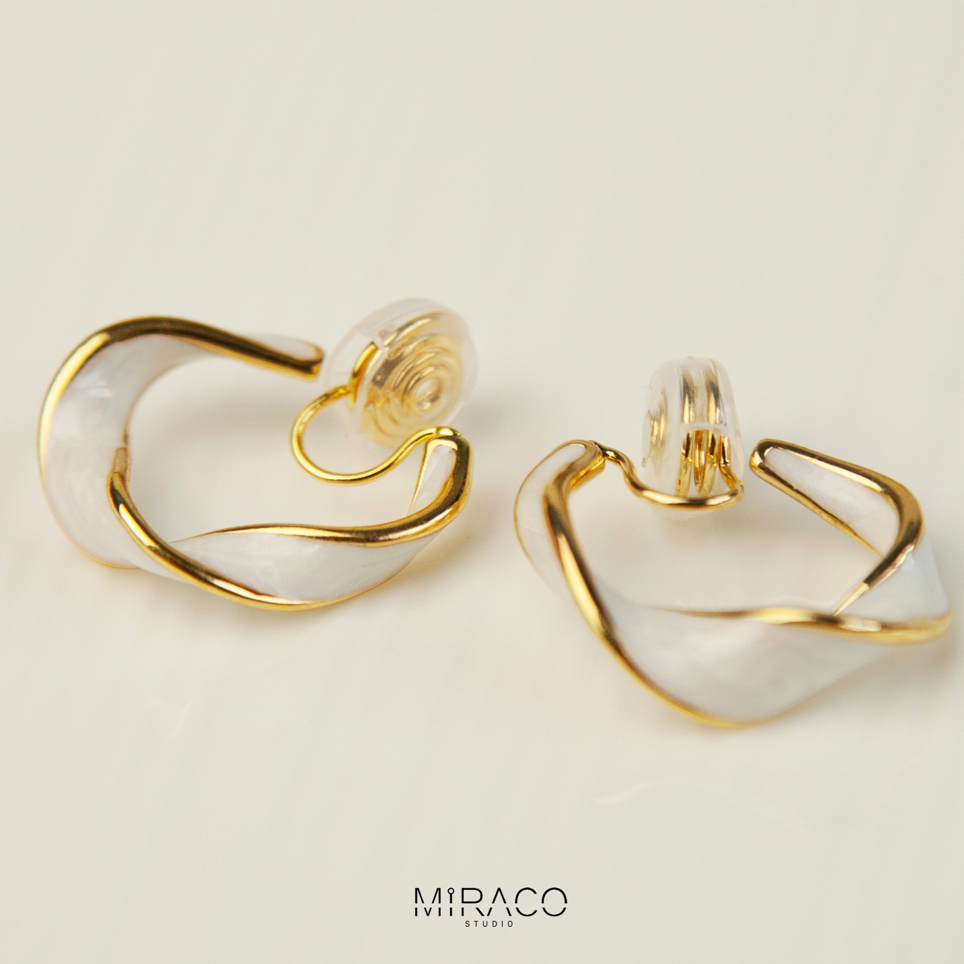 Painless Clip On Earrings, Non Pierced Earring, Twisted Hoops Ear Clip , Earrings for Unpierced Ears

Two types of clips:
A: Classic flat spiral clips&nbsp;
B: Thick spring spiral clips&nbsp;
