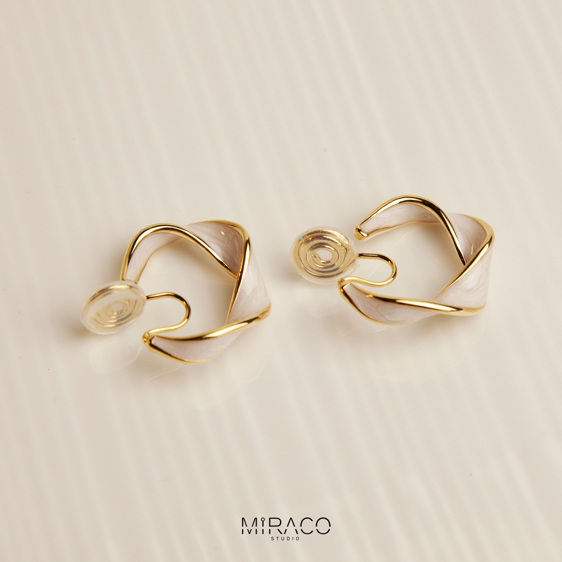 Painless Clip On Earrings, Non Pierced Earring, Twisted Hoops Ear Clip , Earrings for Unpierced Ears

Two types of clips:
A: Classic flat spiral clips&nbsp;
B: Thick spring spiral clips&nbsp;
