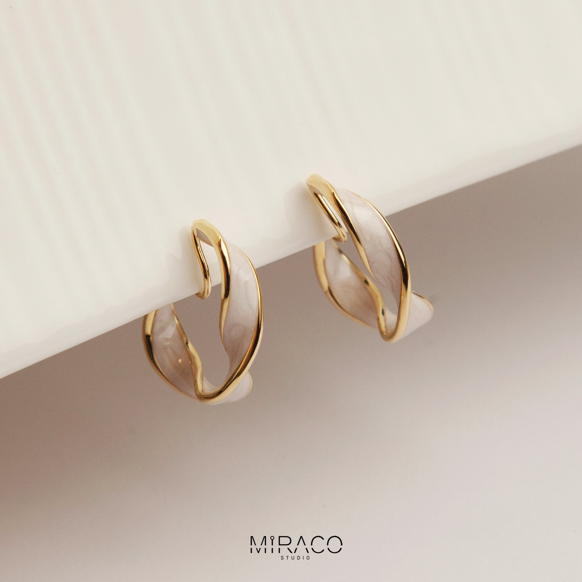 Painless Clip On Earrings, Non Pierced Earring, Twisted Hoops Ear Clip , Earrings for Unpierced Ears

Two types of clips:
A: Classic flat spiral clips&nbsp;
B: Thick spring spiral clips&nbsp;