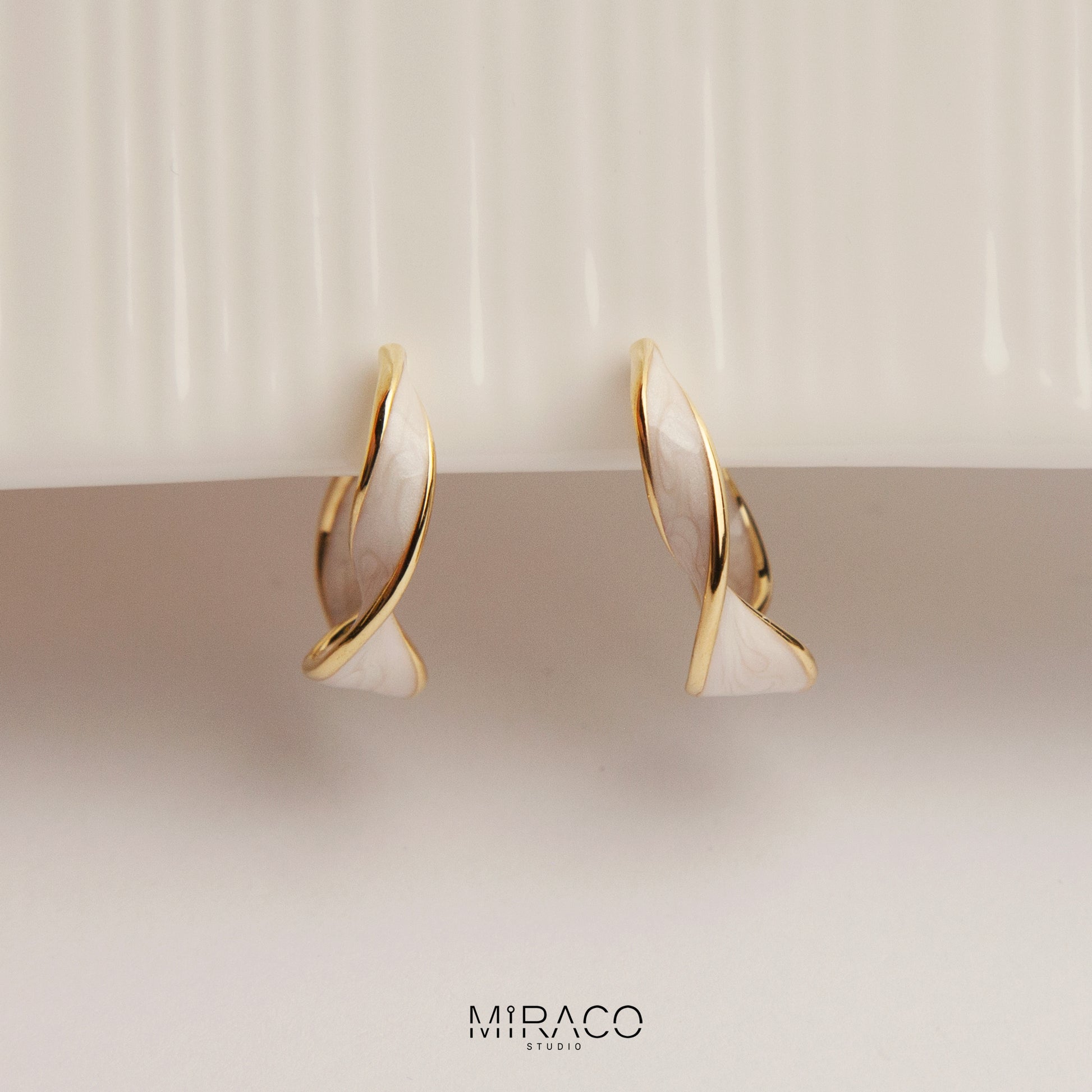 Painless Clip On Earrings, Non Pierced Earring, Twisted Hoops Ear Clip , Earrings for Unpierced Ears

Two types of clips:
A: Classic flat spiral clips&nbsp;
B: Thick spring spiral clips&nbsp;