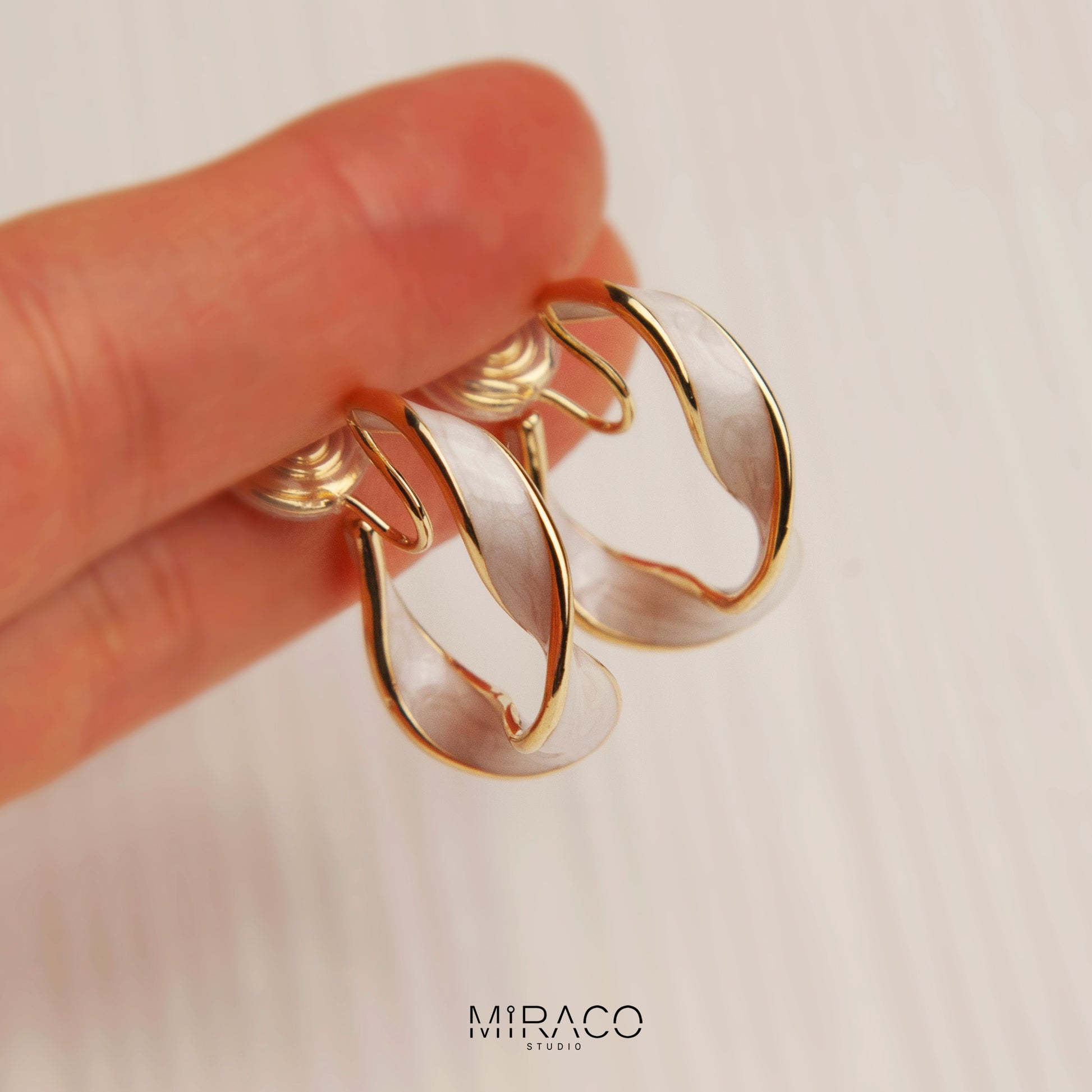 Painless Clip On Earrings, Non Pierced Earring, Twisted Hoops Ear Clip , Earrings for Unpierced Ears

Two types of clips:
A: Classic flat spiral clips&nbsp;
B: Thick spring spiral clips&nbsp;