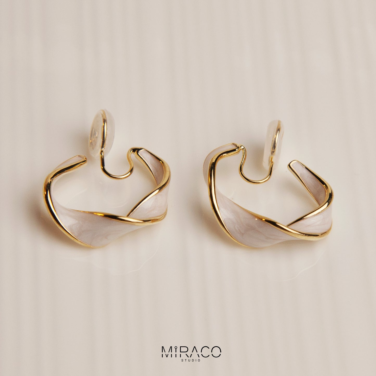 Painless Clip On Earrings, Non Pierced Earring, Twisted Hoops Ear Clip , Earrings for Unpierced Ears

Two types of clips:
A: Classic flat spiral clips&nbsp;
B: Thick spring spiral clips&nbsp;