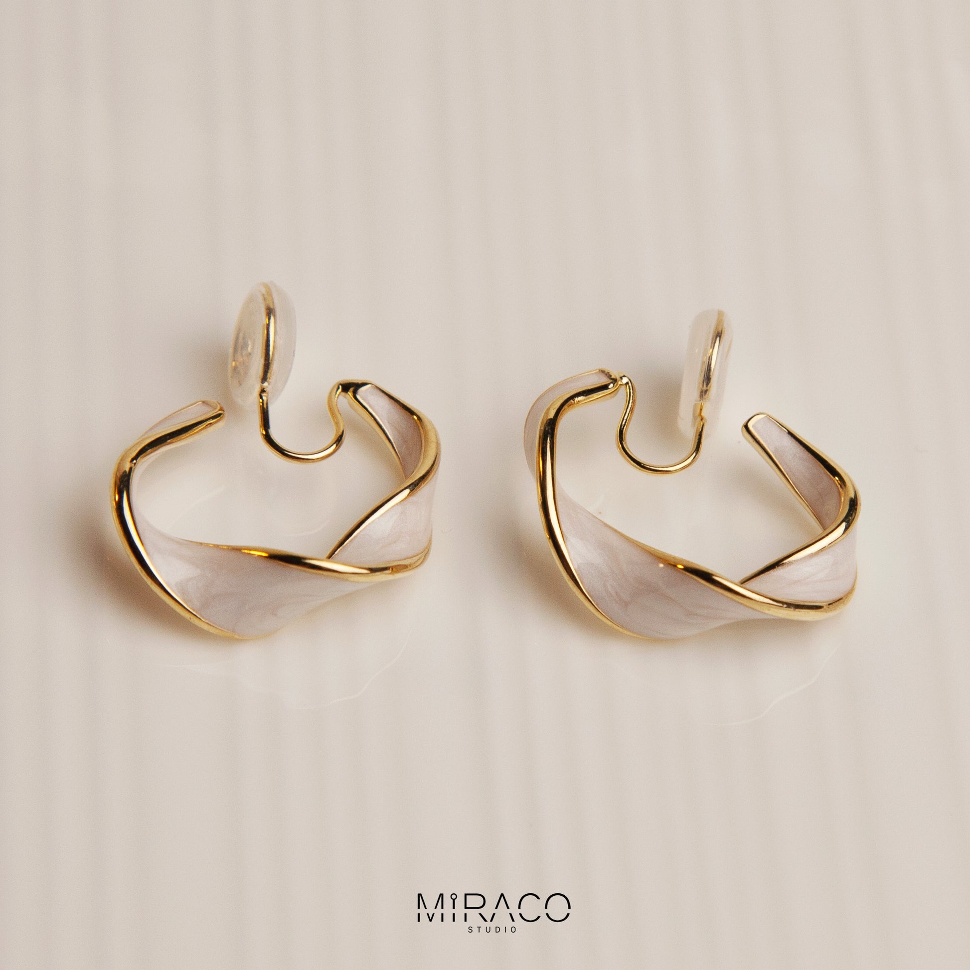 Painless Clip On Earrings, Non Pierced Earring, Twisted Hoops Ear Clip , Earrings for Unpierced Ears

Two types of clips:
A: Classic flat spiral clips&nbsp;
B: Thick spring spiral clips&nbsp;