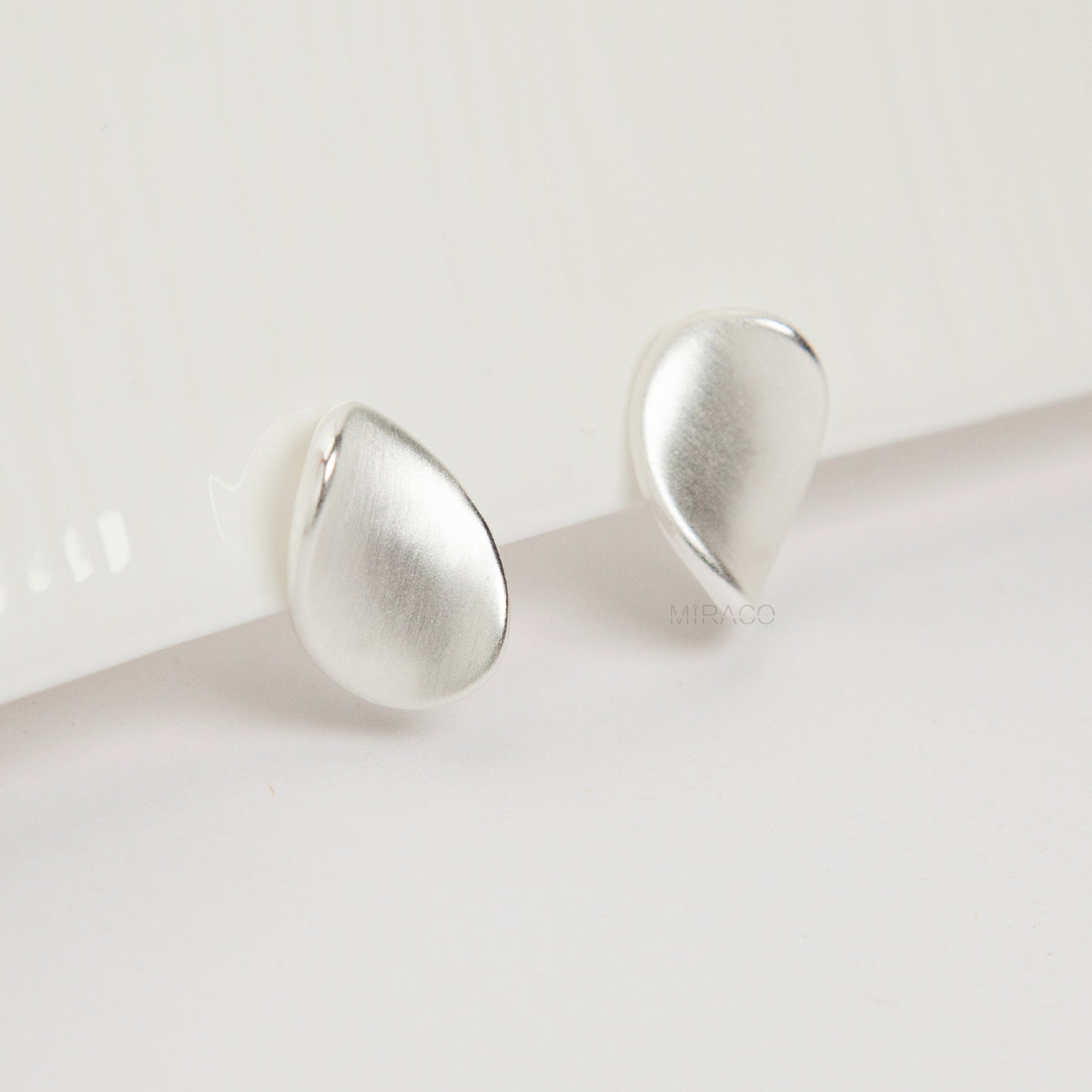 Minimalist Silver Clip-On Earrings – Modern Abstract Non-Pierced Design