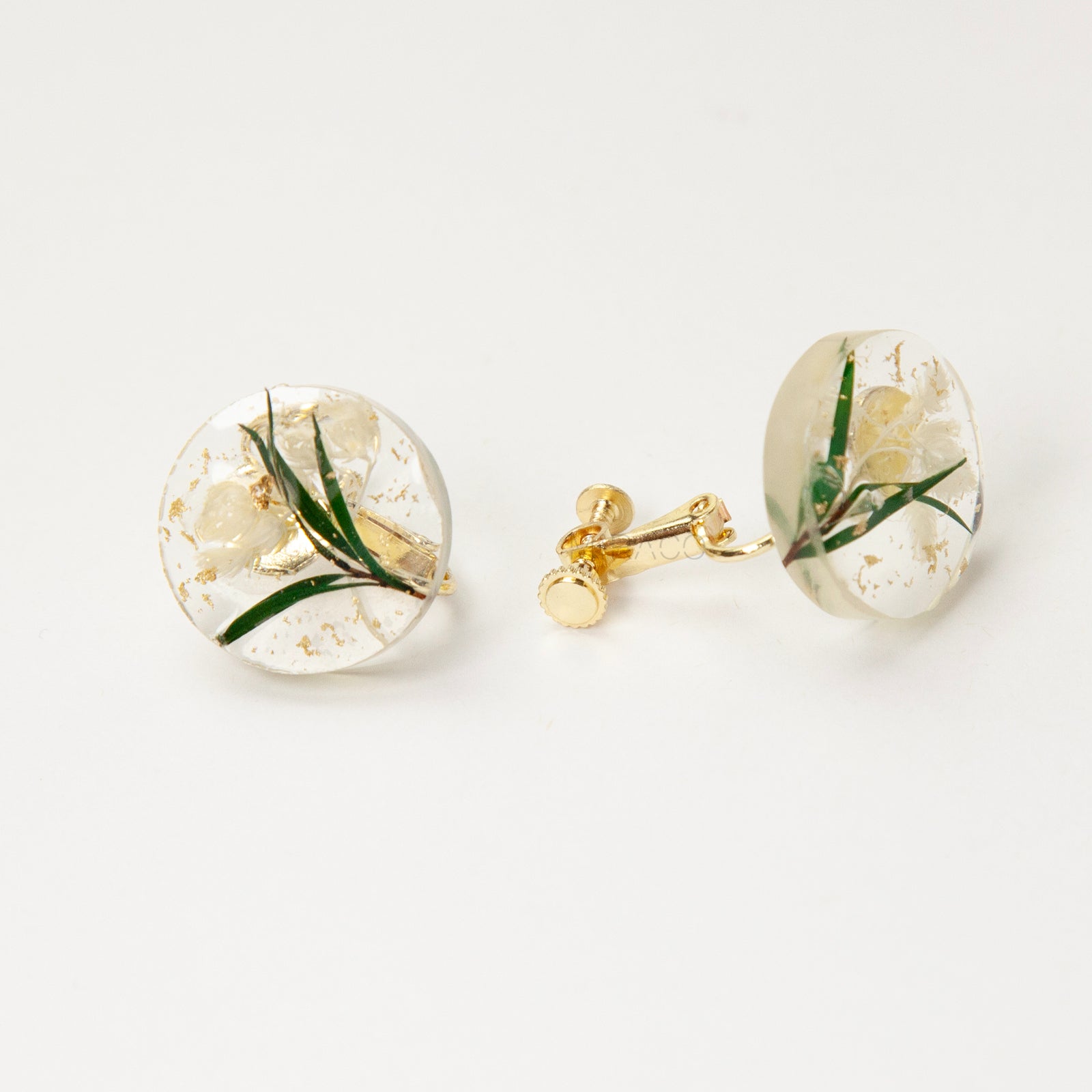 floral resin clip on earrings, screw back clip on earrings, gold foil resin earrings, non pierced floral earrings, dried flower earrings, round resin earrings, botanical clip on earrings, handmade resin jewelry, clear resin earrings, nature inspired earrings