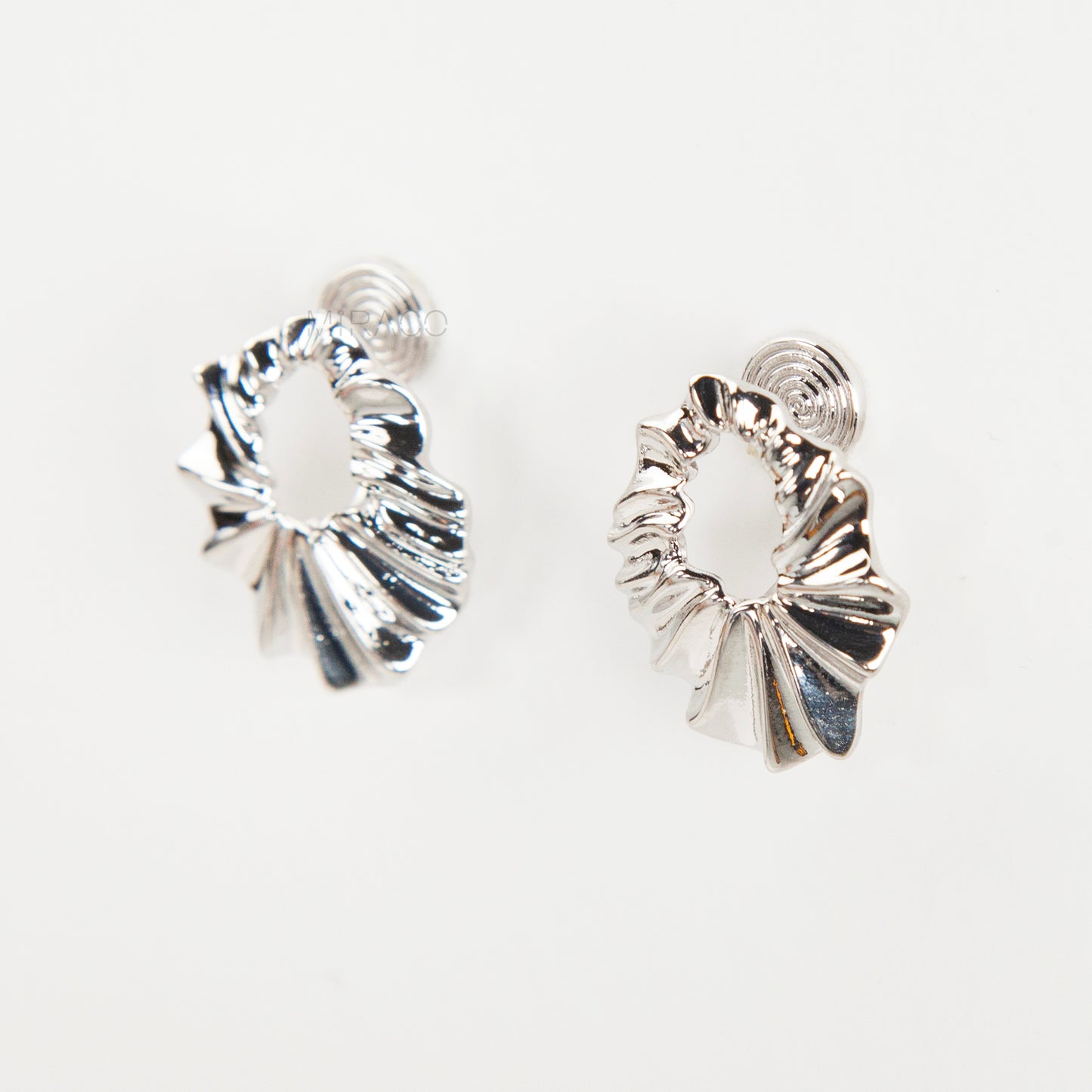 silver-tone ruffled shell design clip-on earring