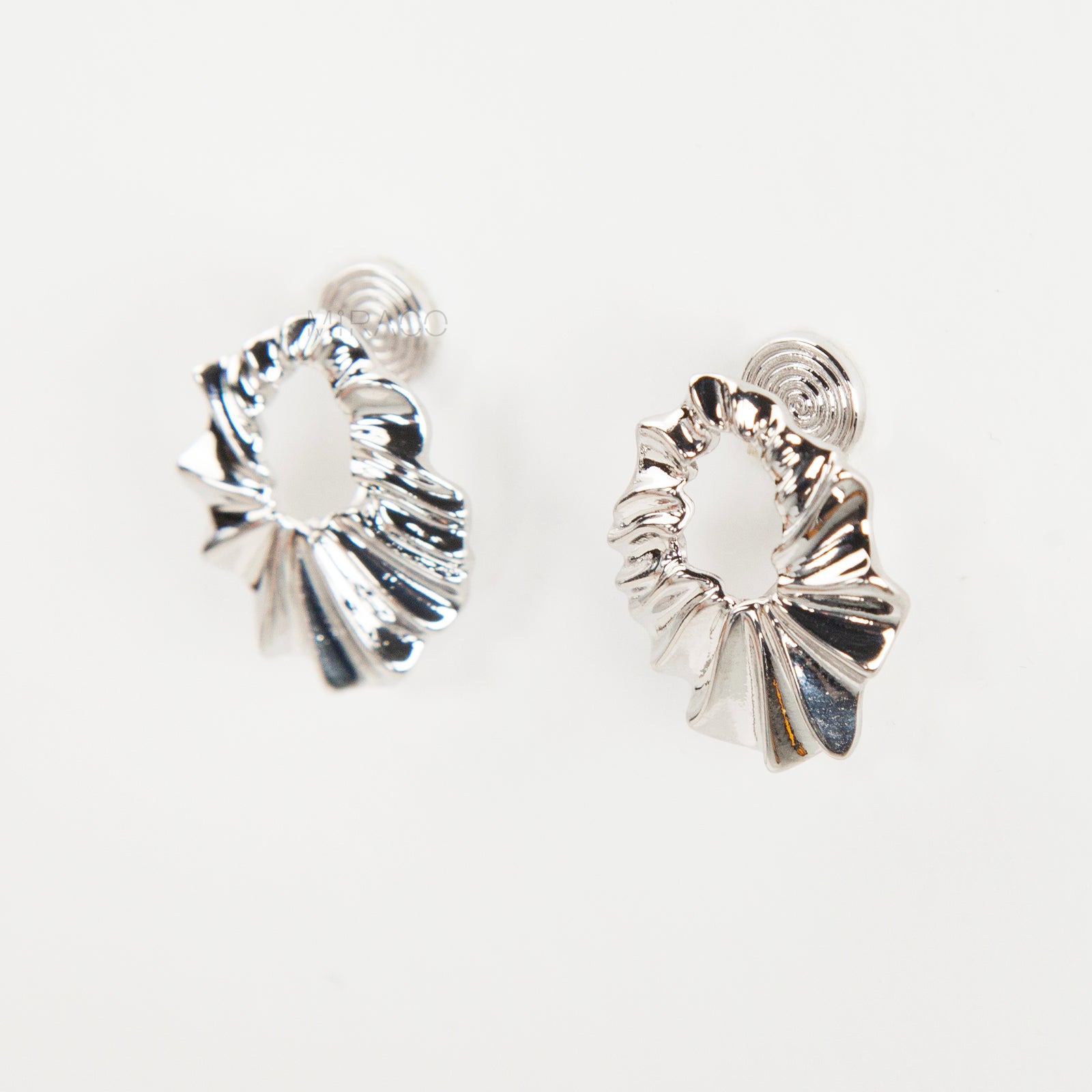 silver-tone ruffled shell design clip-on earring
