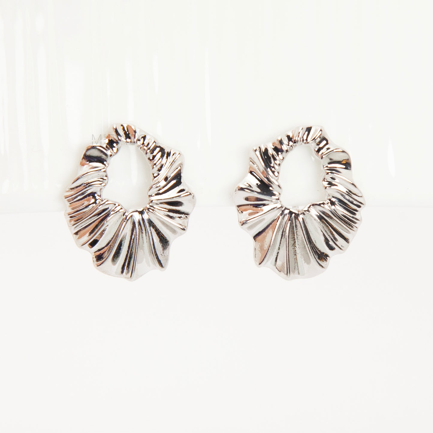 silver-tone ruffled shell design clip-on earring