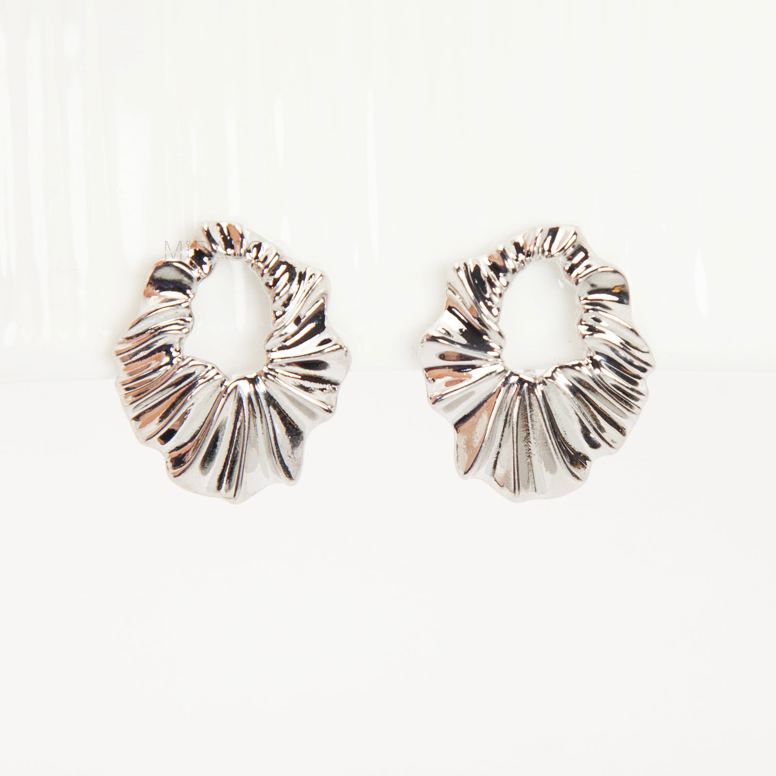 silver-tone ruffled shell design clip-on earring