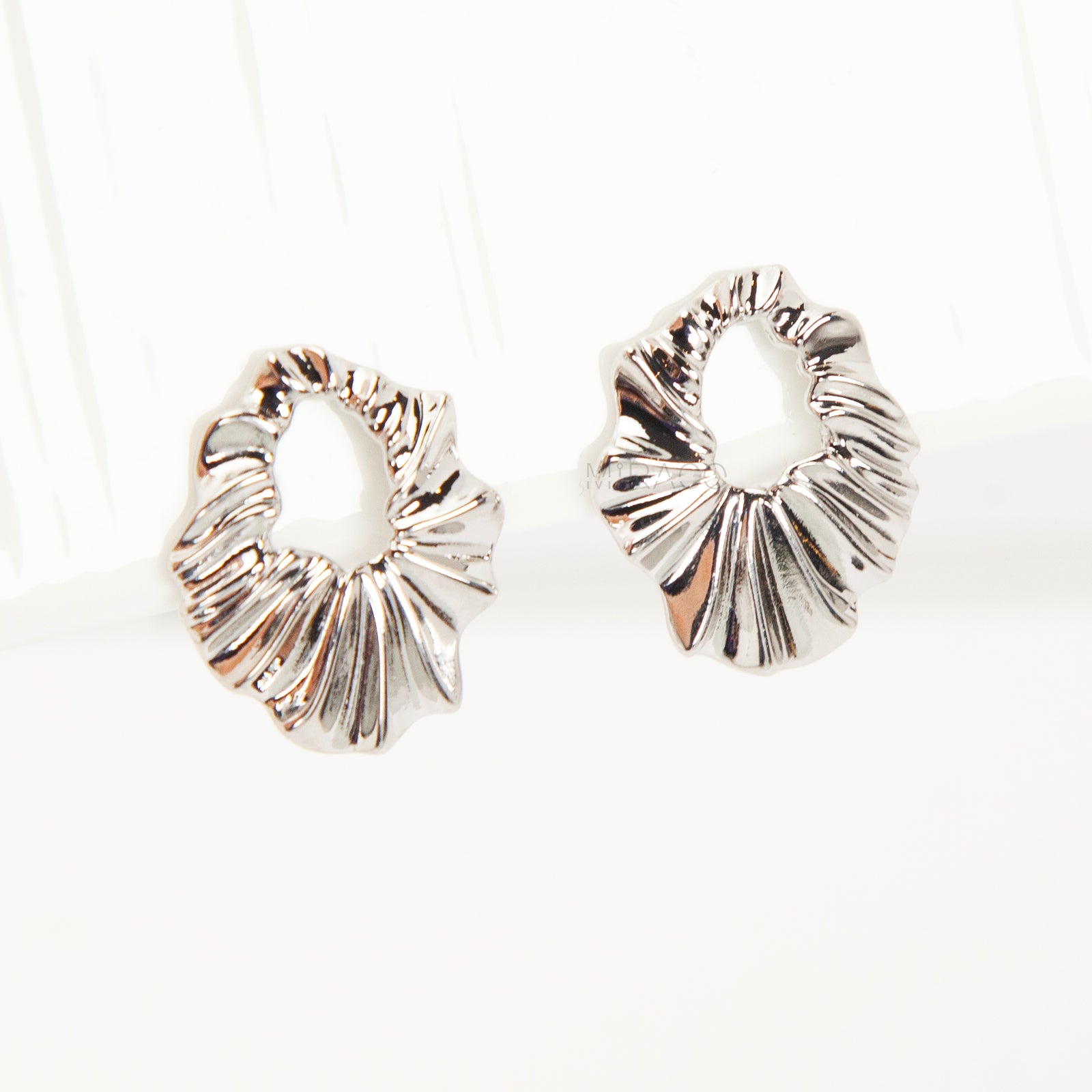 silver-tone ruffled shell design clip-on earring