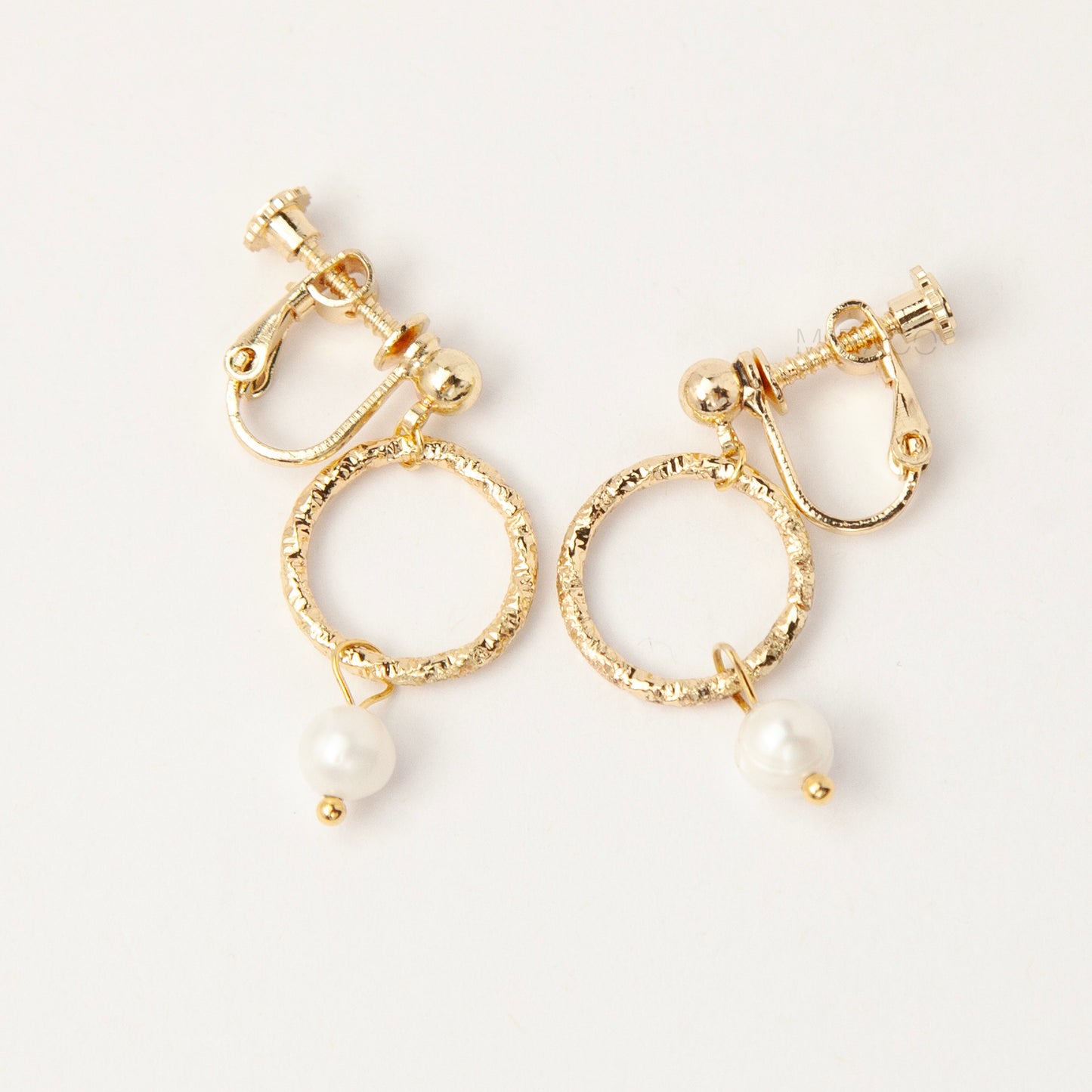 Textured Gold Hoop Clip-On Earrings with Freshwater Pearl – Screw Back