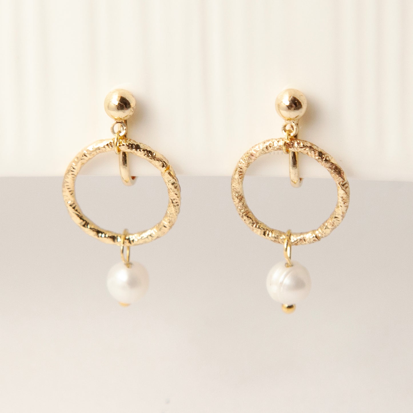 Textured Gold Hoop Clip-On Earrings with Freshwater Pearl – Screw Back