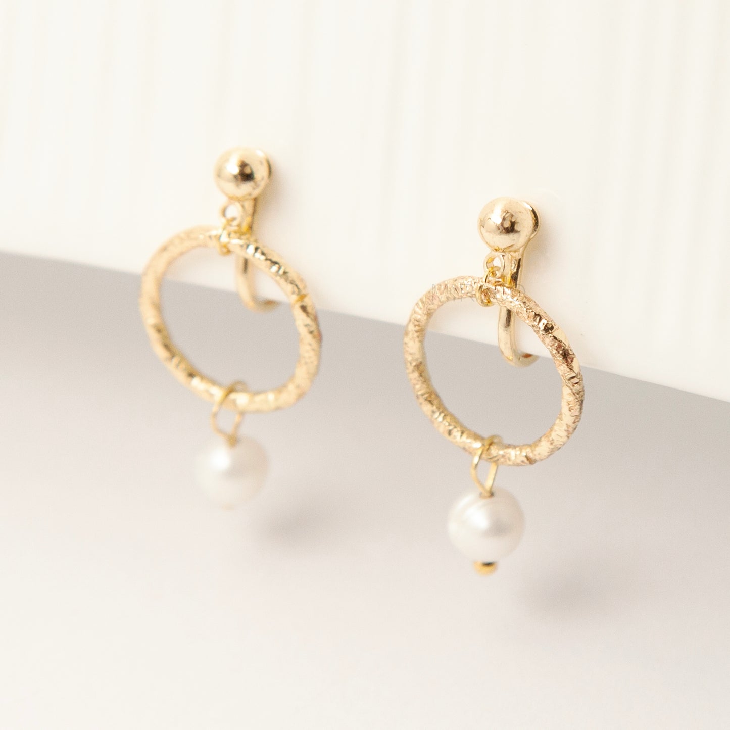 Textured Gold Hoop Clip-On Earrings with Freshwater Pearl – Screw Back