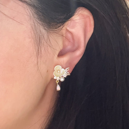  cream-flower-clip-on-earrings