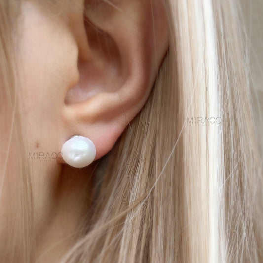 imeless Elegance with All-Day Comfort – No Piercing Needed.

These classic clip-on pearl stud earrings feature a single, lustrous white freshwater pearl (approx. 10–11mm), set on a minimalist silver or gold-tone flat coil clip. Understated and effortlessly chic, they're perfect for both everyday style and special occasions.

Designed for comfort, the flat coil back offers a secure hold while remaining gentle on non-pierced ears.